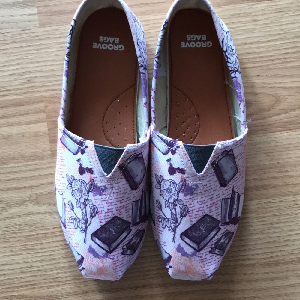 NWOT-Groove Bags shoes /flats - never worn. Book/reading design. Size US 9